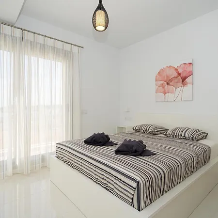 Iris * סן מיגל דה סלינאס